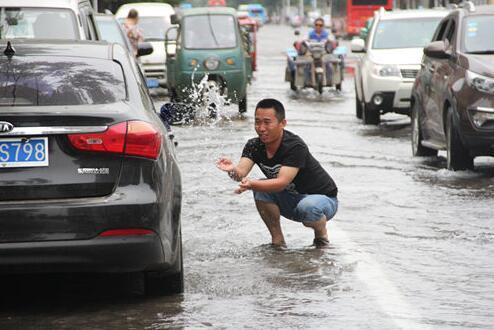 洛陽一醫院水管爆裂 路人“看海”行車變開船