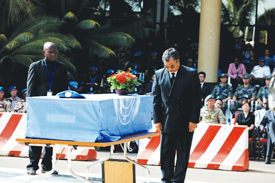  6月7日 马里稳定团在马里首都巴马科为申亮亮举行追悼会。 