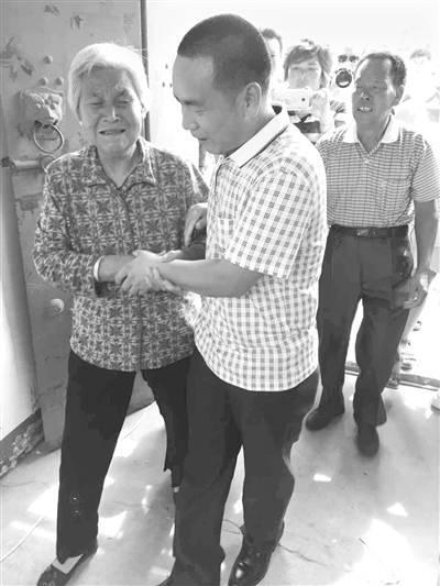 外婆緊拉白龍的手不丟