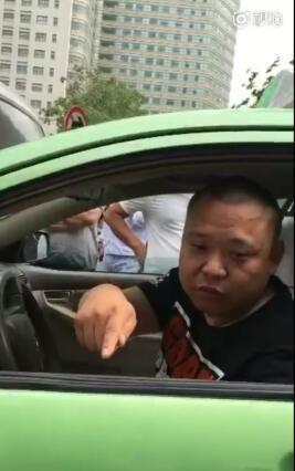 郑州一的哥用假币坑乘客并言语威胁 全程被拍下