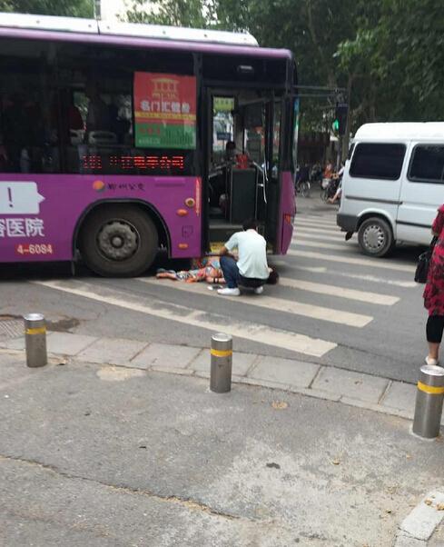 女子过马路被公交车压到脚,白骨外露
