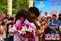 音乐节上，大学生当众求婚。