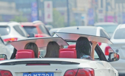 敞篷车,这样遮阳。记者张鸿飞摄影