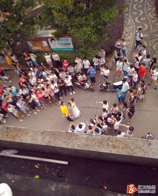 湖南某大学上演师生姐弟恋 女老师穿婚纱向男生求婚
