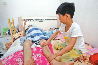 7岁的儿子给病床上的爸爸按摩