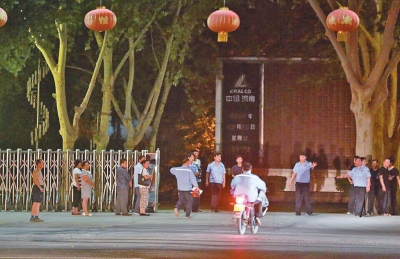 事故发生后，现场戒严，大门口有多名民警把守。