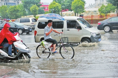 多处积水点让市民叫苦不迭