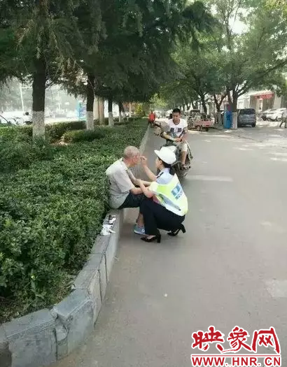 为老人擦拭伤口的李一丹