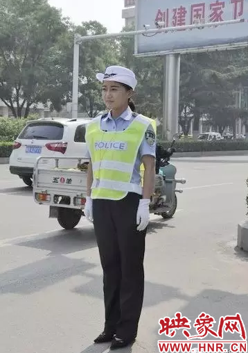 正在站崗指揮交通的李一丹