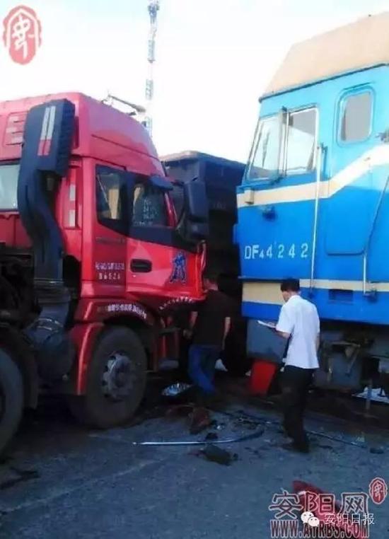 安阳八天内两辆汽车撞火车