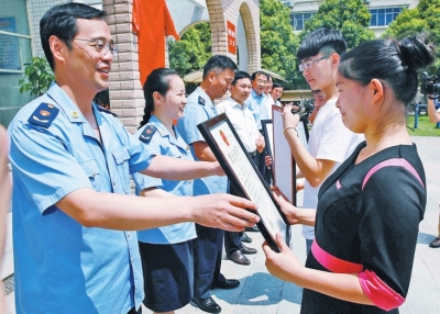 为创业学生颁发营业执照