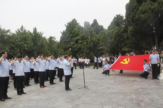 張立勇院長帶領全體黨員重溫入黨誓詞