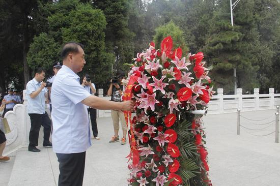 張立勇院長代表河南省高級人民法院向焦裕祿烈士敬獻花籃