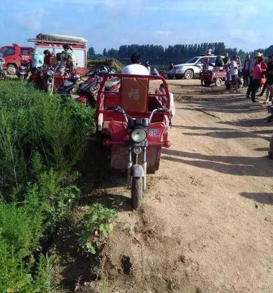 撞石頭遇激流導致翻船