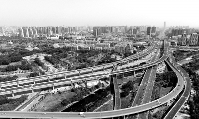 6月27日，郑州机场高速公路改扩建工程历经两年的改扩建之后，正式宣布通车。 本报记者邓放摄