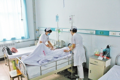 昨日上午,许帅的病情突然恶化,医护人员好不容易把他从死亡线上拉了回来。