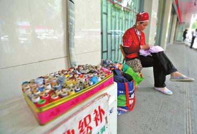六年间,石小花几乎每天都坐在这里缝补衣服。