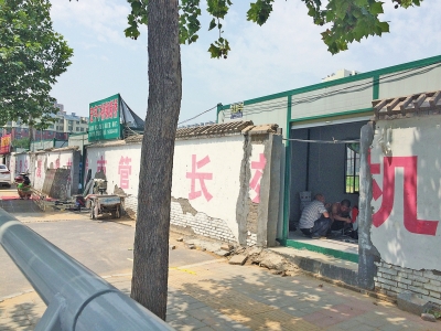 郑州村民临街围墙掏个洞 自建板房出租商铺每