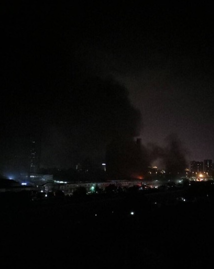 网曝陈寨蔬菜批发市场夜晚突发大火 伴爆炸声