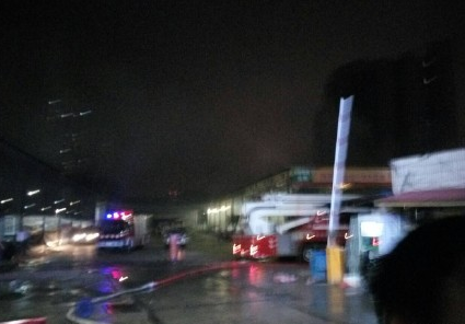 网曝陈寨蔬菜批发市场夜晚突发大火 伴爆炸声