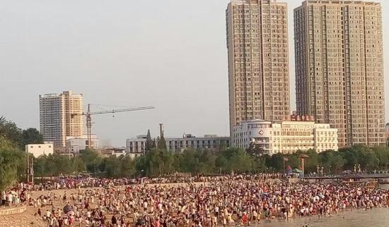 南阳人工沙滩免费开放 网友吐槽人太多如煮饺子