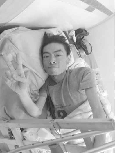 如今的周明辉非常消瘦，但依然乐观