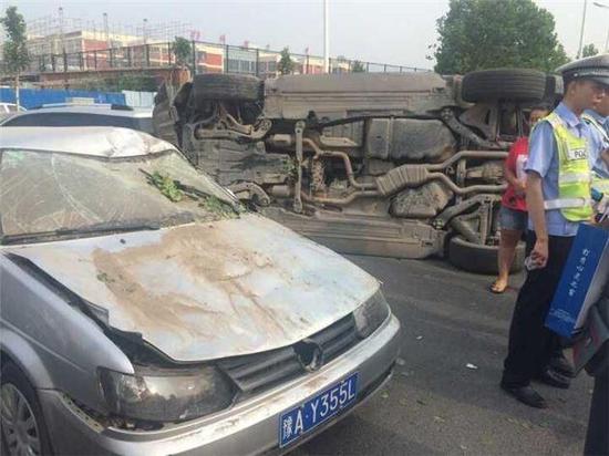 郑州保时捷飞出地下停车场 伤4车撞飞行人