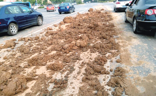 郑州道路上被洒近千米渣土