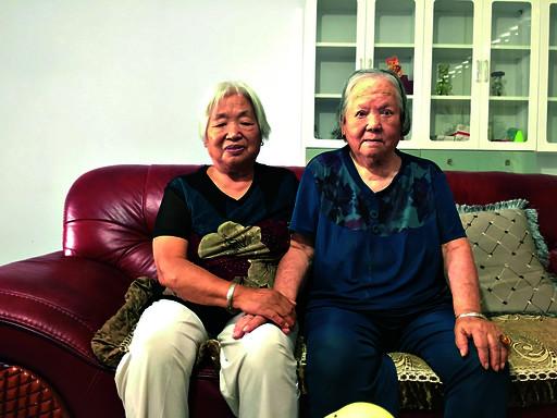 焦文荣(左)和婆婆赵梅堂