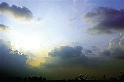 昨天傍晚7时，郑州的天空“浓墨重彩”。