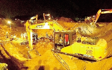 挖掘机在彻夜救援