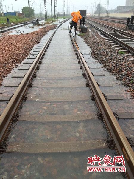 京广铁路新乡段多趟列车停运 5千多职工冒雨抢修_新浪河南_新浪网