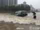 新乡今夜仍有大到暴雨 民警在齐腰深水中执勤