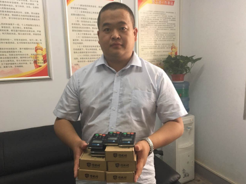 郑州公交车长捡到6部POS机 归还失主(图)