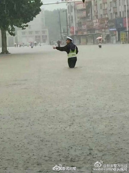 新乡今夜仍有大到暴雨 民警在齐腰深水中执勤