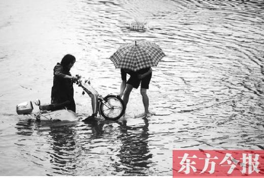 传雨季蹚水会染“丹毒”,专家:腿脚有伤别蹚水。