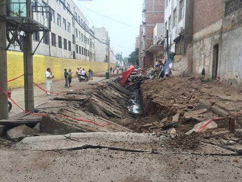 汝州疑因沼气爆炸致50米污水渠塌陷 炸裂附近