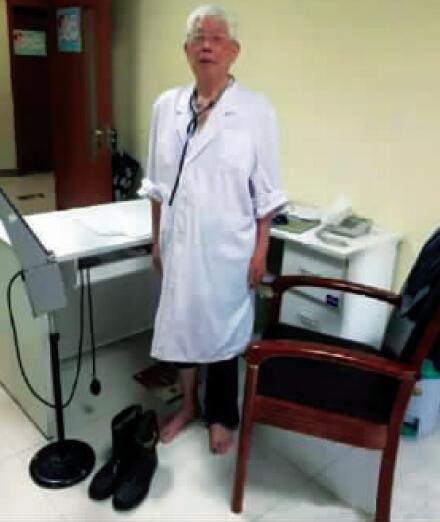 新乡八旬老医生冒雨坐诊:雨这么大担心医生不够_新浪河南_新浪网