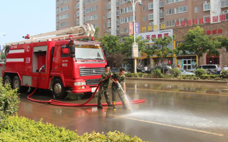 消防官兵进一步清理路面泥沙