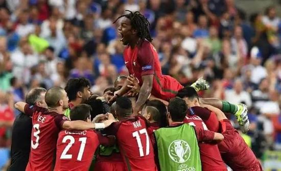 欧洲杯决赛夜郑州千人荧光夜跑狂欢 足球轰趴