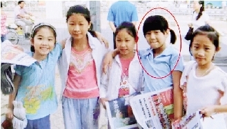 2007年7月，4个小女孩帮助一谷(右二)卖报纸。资料图片