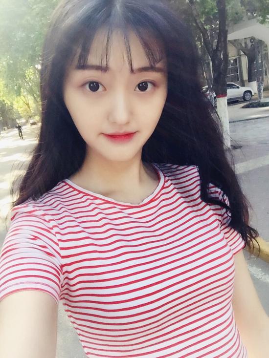 西大校花晒清凉写真 神似四千年美女_焦作频