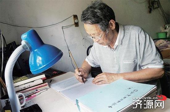 八旬老人毛笔写就“掌上历史博物馆” 耗时6年