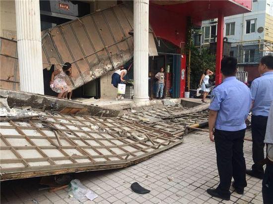 違規(guī)門頭突然掉下 砸倒兩個6歲半女孩