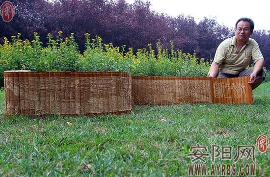 王建安展示竹雕作品