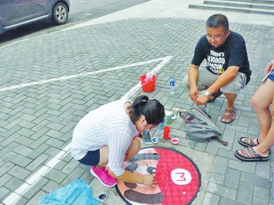 手繪團(tuán)隊(duì)成員正在作畫(huà)