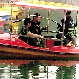 清晨,他把一张遗书放在岸边