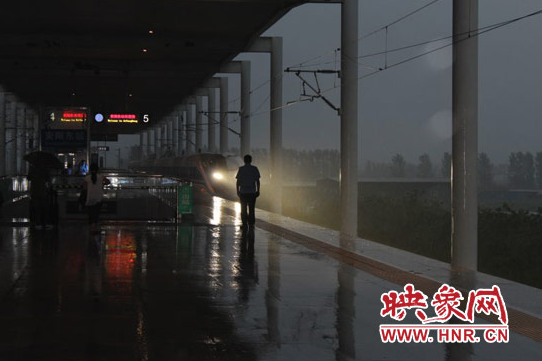 雨中執勤的工作人員