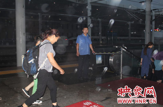 雨中執勤的工作人員