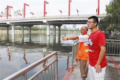 阮臻和余贵喜讲述事发经过。本报记者 李亚云 摄